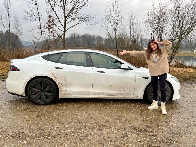 So sieht ein Auto aus, wenn Cyndie an der Beschleunigung Freude hat und es regnet. Tesla Model S Plaid