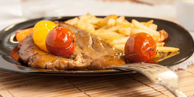 Ein veganes Seitan-Steak besteht hauptsächlich aus Weizenproteien und hat schon so manch eingefleischten Fleischesser überzeugt. Seitan Steak mit Pommes.