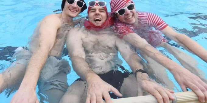 Die ersten Besucher des Freibad Sonnenbad in Karlsruhe. Foto: Uli Deck
