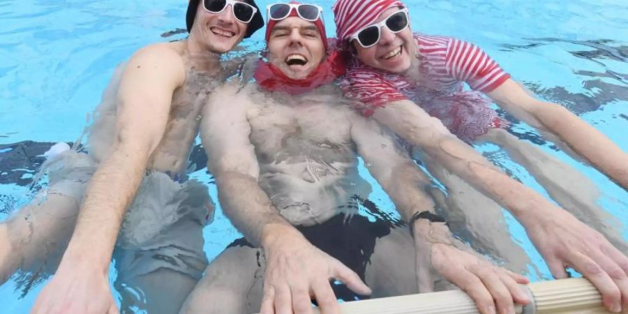 Die ersten Besucher des Freibad Sonnenbad in Karlsruhe. Foto: Uli Deck