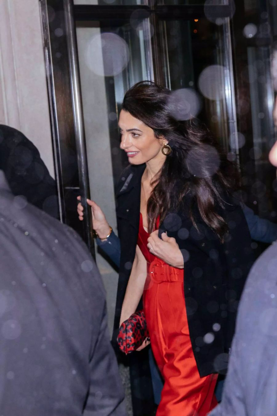 Amal Clooney kommt in einem 2000-Dollar-Jumpsuit an Meghan Markles Baby-Party in New York.