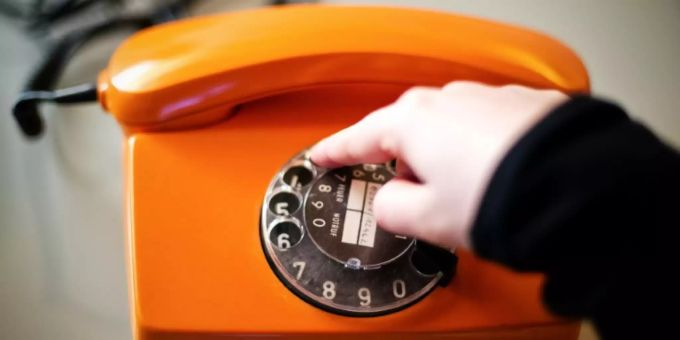 Bonn - Deutsche greifen beim Telefonieren lieber zum Handy als zum Festnetz