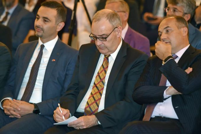 Der kosovarische Wirtschaftsminister Valdrin Lluka (links) während der Eröffnungsveranstaltung der Handelskammer mit seinem Schweizer Amtskollegen Guy Parmelin (m.). Kosovo Loredana Valdrin Lluka