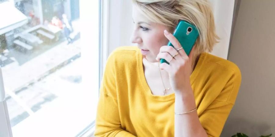 Wer mit seinem Smartphone im EU-Ausland anruft, kann schon mal 1,99 Euro pro Minute dafür bezahlen. Ab dem 15. Mai werden die Gebühren jedoch bei 19 Cent gedeckelt. Foto: Christin Klose/dpa-tmn