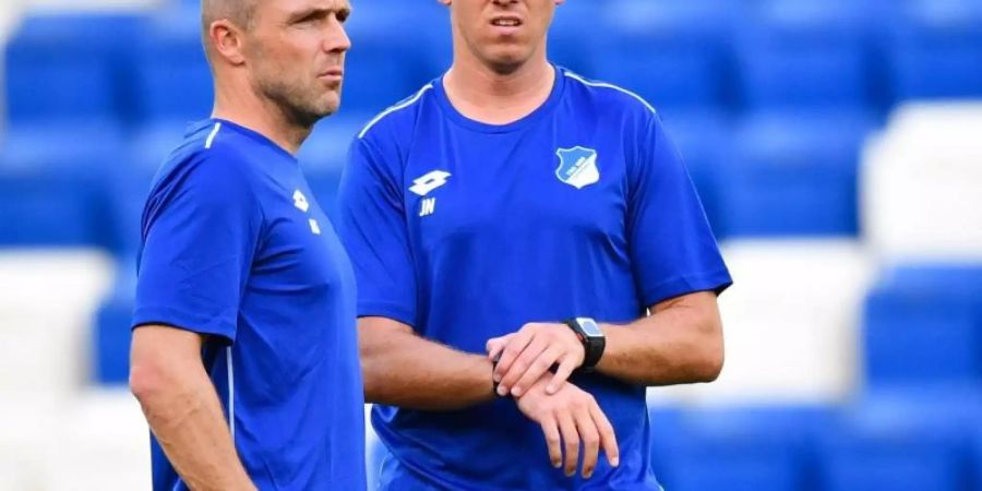 Alfred Schreuder (l) wird der Nachfolger von Hoffenheims Trainer Julian Nagelsmann. Foto: Uwe Anspach