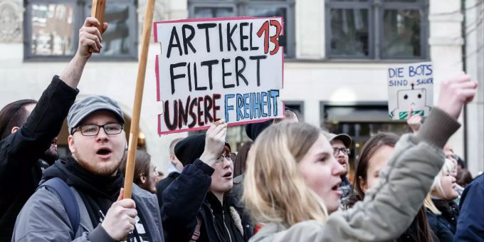 Ein Demonstrant hält ein Schild mit der Aufschrift «Artikel 13 filtert unsere Freiheit». Zehntausende gingen am Wochenende auf Europas Strassen, um gegen die Reform des Urheberrechts zu demonstrieren. Reform des Urheberrechts