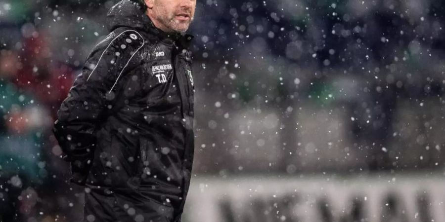 Steht bei Hannover 96 auf der Kippe: Coach Thomas Doll. Foto: Swen Pförtner/dpa