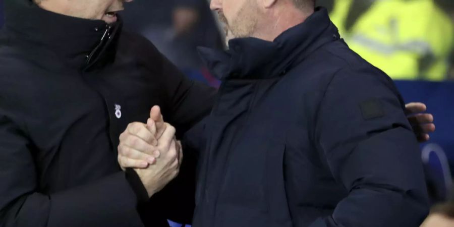 Steve Clarke (rechts) ist neuer schottischer Nationaltrainer. Links im Bild ist Steven Gerrard. Die frühere Spieler-Legende von Liverpool ist aktuell Manager der Glasgow Rangers