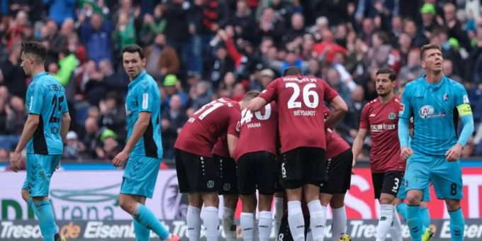 Letzter Jubel bei Hannover 96 (M): Mit einem 3:0 über den SC Freiburg verabschieden sich die Niedersachsen in die 2. Liga. Foto: Peter Steffen Letzter Jubel bei Hannover 96 (M): Mit einem 3:0 über den SC Freiburg verabschieden sich die Niedersachsen in die 2. Liga. Foto: Peter Steffen