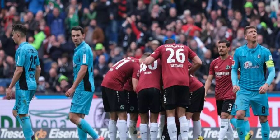 Letzter Jubel bei Hannover 96 (M): Mit einem 3:0 über den SC Freiburg verabschieden sich die Niedersachsen in die 2. Liga. Foto: Peter Steffen