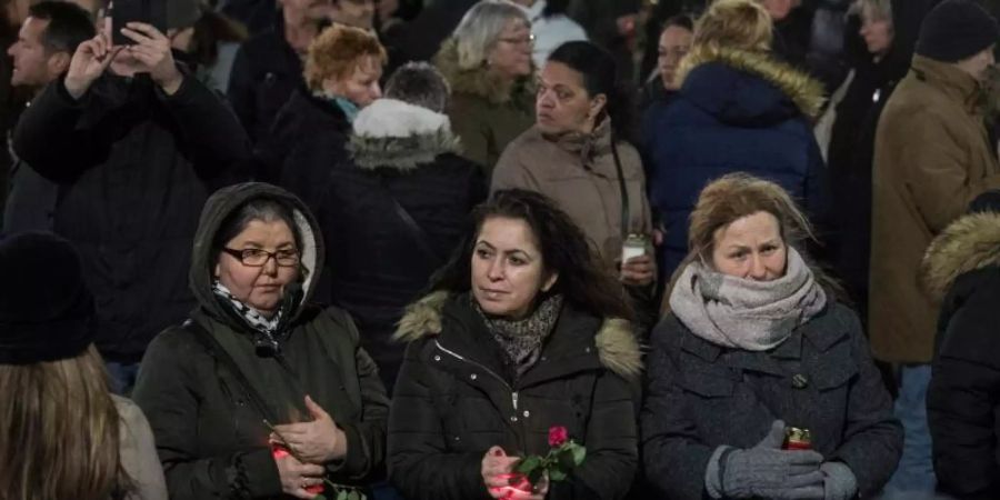 Mehrere hundert Menschen hatten sich schon am Samstag in Worms zu einem Trauermarsch für die getötete 21-jährige versammelt. Foto: Boris Roessler