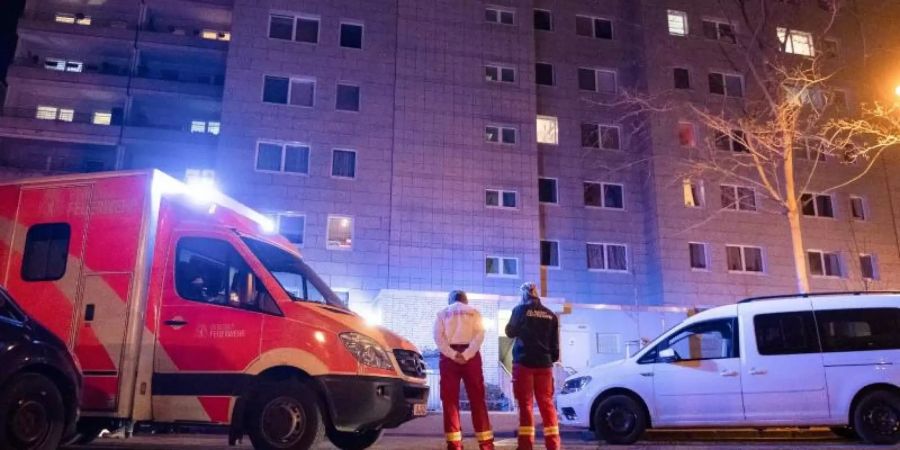 Ein Notarztwagen der Feuerwehr steht in der Falkenberger Strasse im Berliner Stadtteil Neu-Hohenschönhausen. Am Abend war aus dem 10. Obergeschoss des Hauses ein siebenjähriges Kind gestürzt. Foto: Paul Zinken