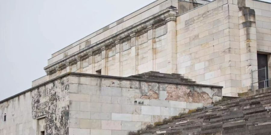 Blick auf die Zeppelintribüne auf dem ehemaligen Reichsparteitagsgelände in Nürnberg. Foto: Daniel Karmann