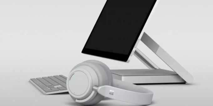 Die bereits erhältlichen Surface Headphones vor einem Surface Studio. Die neuen Earbuds könnten den Apple Airpods Konkurrenz machen. android surface
