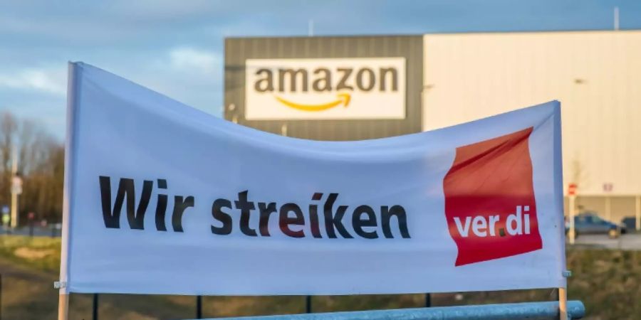Verdi-Fahne vor Amazon-Gebäude