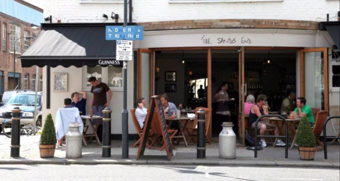 Die Londoner Bar «The Sands End» ist Prinz Harrys Lieblings-Kneipe. Meghan Markle hat an den Ausflügen ihres Mannes keine Freude. Meghan Markle Prinz Harry