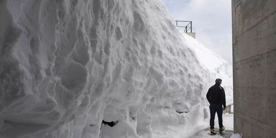 Gust Broger von der Säntisbahn ist unterwegs im Schnee auf dem Gipfel, aufgenommen am Freitag, 17. Mai 2019. Im Messbereich unter dem Gipfel liegen derzeit 680 Zentimeter Schnee, ein Rekord für die Jahreszeit. Die Schneehöhe wird nicht auf dem Gipfel gemessen, sondern unterhalb in einer Mulde.