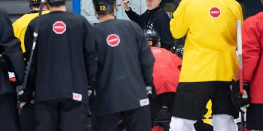 Trainer Toni Söderholm (hinten) bereitet das DEB-Team auf das Spiel gegen Kanada vor. Foto: Monika Skolimowska