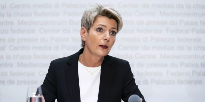 Karin Keller-Sutter nimmt zu den Fragen von EVP-Nationalrätin Marianne Streiff-Feller Stellung. Karin Keller-Sutter