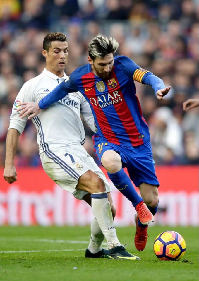 Lionel Messi (rechts, FC Barcelona) im Zweikampf mit Cristiano Ronaldo (Real Madrid) 2016. Messi gegen Ronaldo