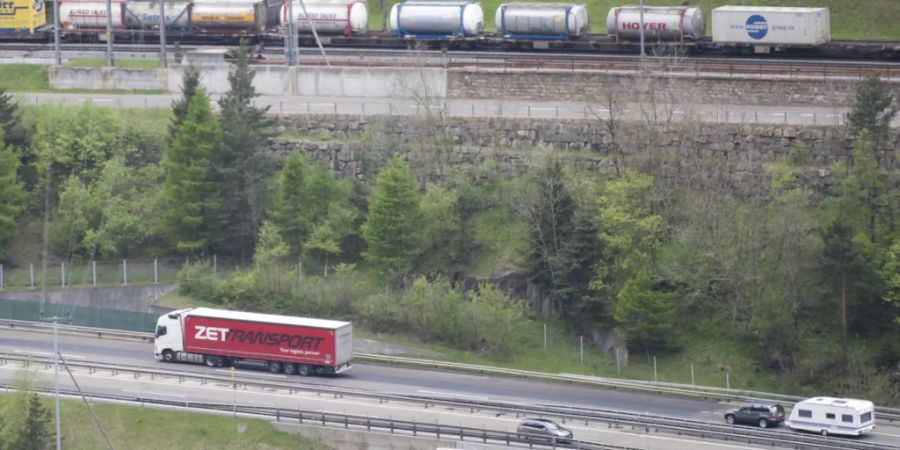 Die Verlagerung des Güterverkehrs von der Strasse auf die Schiene ist und bleibt eine Herausforderung. Das Verlagerungsziel des Bundes liegt noch immer in weiter Ferne. (Themenbild)