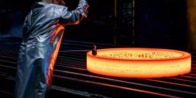 Nach der geplatzen Stahlfusion plant Thyssenkrupp die Streichung von 6000 Stellen, 4000 davon in Deutschland. thyssenkrupp