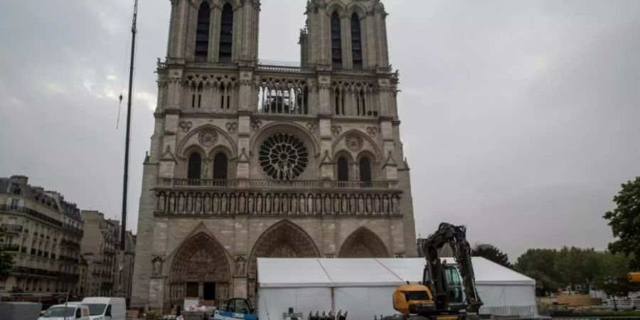 Baumaterial vor dem Portal von Notre-Dame