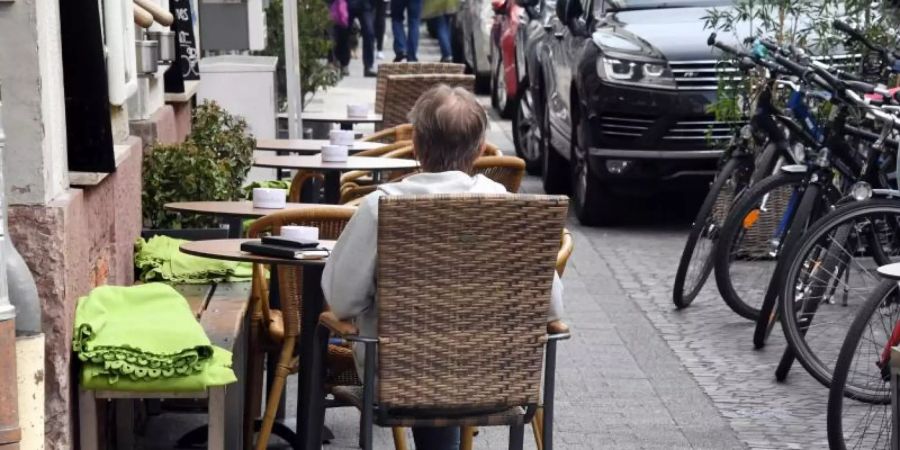 Es wird eng auf Deutschlands Gehwegen. Jetzt wehren sich die, die da hingehören: Fussgänger. Foto: Uli Deck