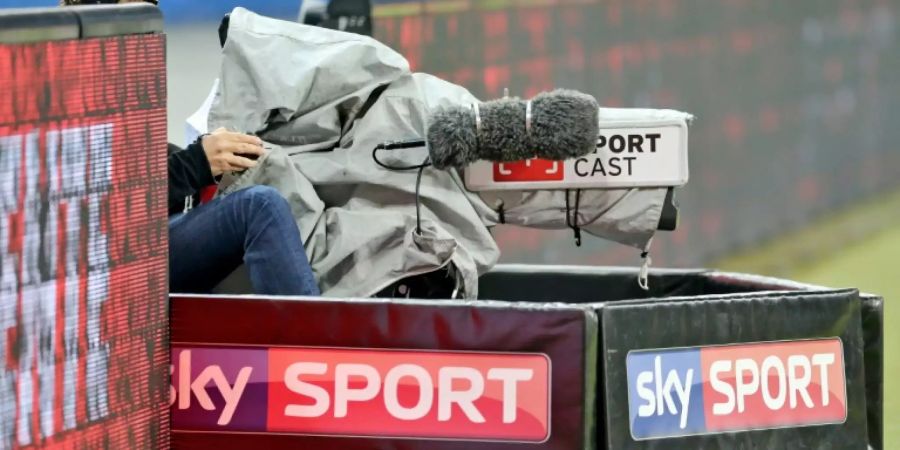 Kamera des Bezahlsenders bei einem Fussballspiel