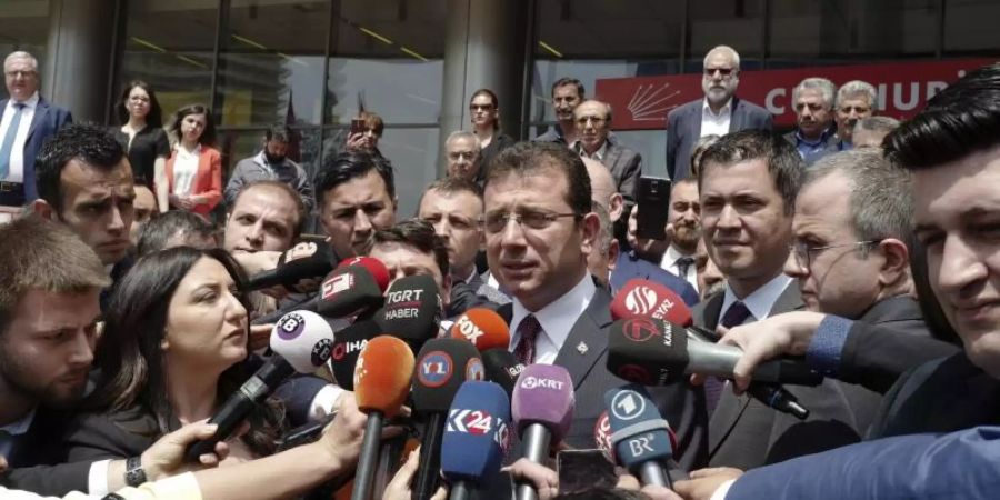 Ekrem Imamoglu spricht mit Journalisten nach einem Treffen seiner Partei zum Vorgehen nach der Wahl-Annullierung. Foto: Burhan Ozbilici/AP