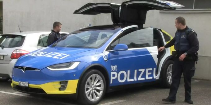 «Leute zücken Handys» - Basler Polizei mit Teslas auf Patrouille