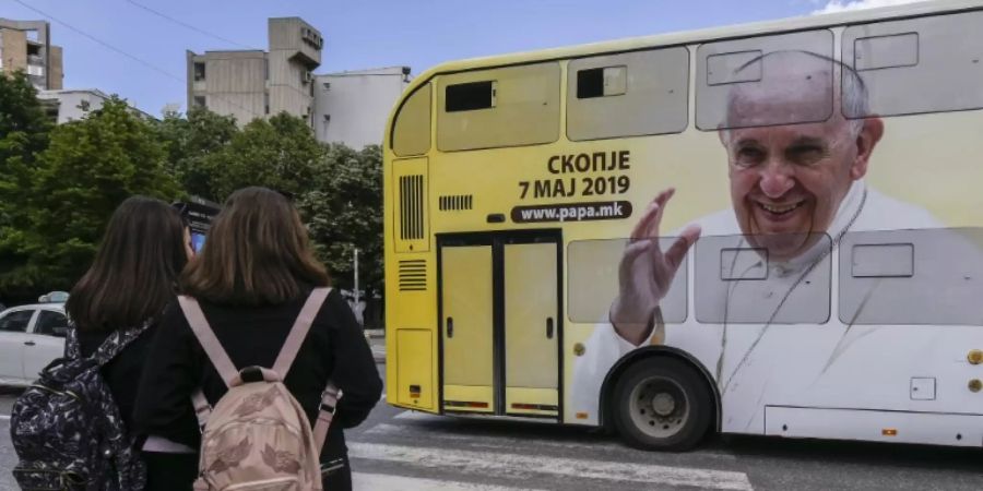 Bus mit Papst-Konterfei in Skopje