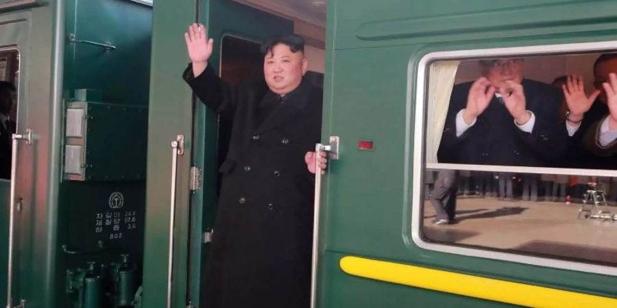 Kim Jong Un winkt vor der Abfahrt nach Hanoi. Foto: KCNA via KNS/AP