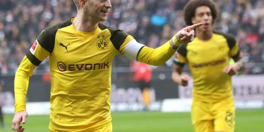 Marco Reus (l) feiert mit dem heranlaufenden Axel Witsel ein Tor für Borussia Dortmund. Foto: Thomas Frey