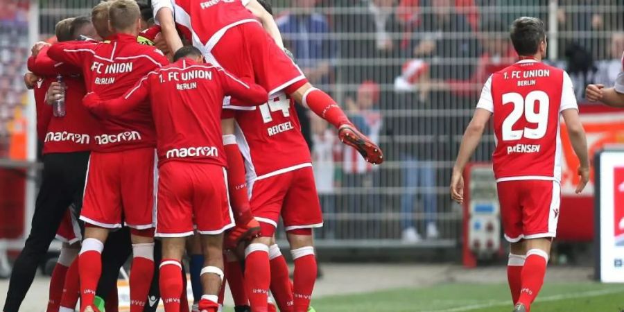 Unions Spieler jubeln nach dem Treffer zum 1:0 gegen den Hamburger SV. Foto: Andreas Gora/dpa