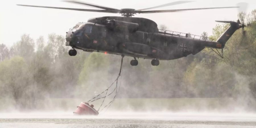 Löschhubschrauber holt Wasser aus dem Hartensbergsee
