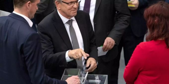 Auch Gerold Otten (M.), AfD-Kandidat für den Posten eines Bundestagsvizepräsidenten, fiel bei der Wahl durch. Foto: Ralf Hirschberger Auch Gerold Otten (M.), AfD-Kandidat für den Posten eines Bundestagsvizepräsidenten, fiel bei der Wahl durch. Foto: Ralf Hirschberger