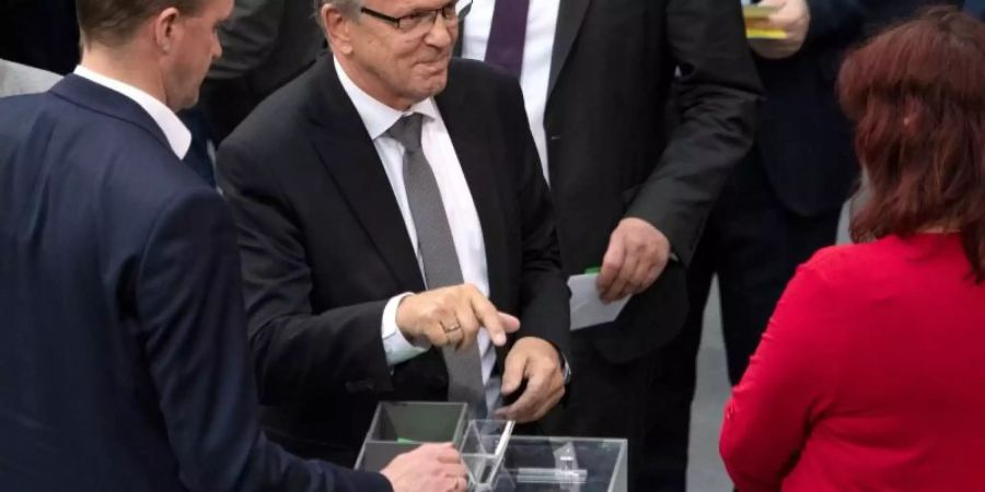 Auch Gerold Otten (M.), AfD-Kandidat für den Posten eines Bundestagsvizepräsidenten, fiel bei der Wahl durch. Foto: Ralf Hirschberger