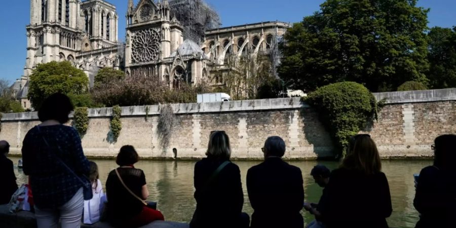 Touristen an der Kathedrale Notre-Dame nach dem Brand