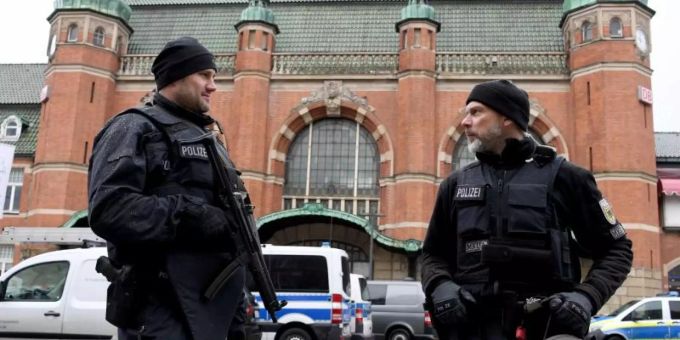 Polizeibeamte stehen vor dem Lübecker Hauptbahnhof. Foto: Carsten Rehder/Archiv Bombendrohung Montenegro