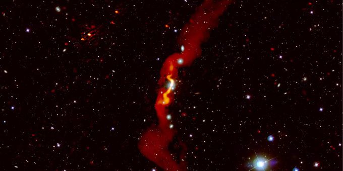 Die Galaxie 3C31, die mit LOFAR beobachtet wurde. Hunderttausende Galaxien wurden entdeckt