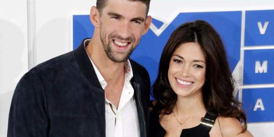 Der Schwimmer Michael Phelps (l) und seine Frau Nicole Johnson erwarten ein weiteres Kind. Foto: Jason Szenes/EPA