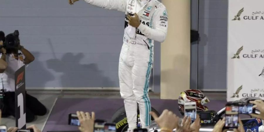 Lewis Hamilton jubelt über seinen Sieg. Foto: Luca Bruno/AP