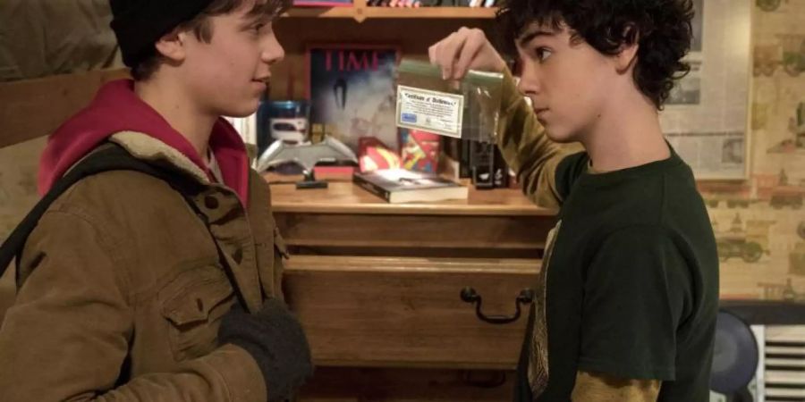 Billy Batson (Asher Angel, r) findet sich immer dann im Körper eines muskulösen Erwachsenen wieder, wenn er «Shazam» ruft. Foto: Steve Wilkie/Warner Bros.