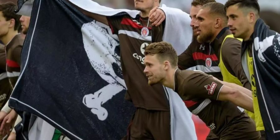 Alex Meier (M) verlässt den FC St. Pauli. Foto: Axel Heimken