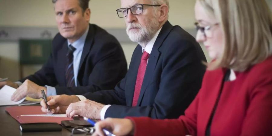 Unter Zeitdruck: Labour-Chef Jeremy Corbyn (M.) bereitet mit den Abgeordneten Kier Stammer (l.) und Rebecca Long Bailey das Treffen mit Premierministerin May vor. Foto: Stefan Rousseau/PA