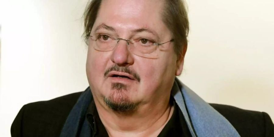 Jürgen Tarrach findet in der Malerei einen Ausgleich. Foto: Holger Hollemann