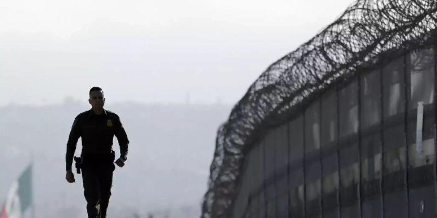 Ein Soldat läuft an der Grenze zwischen den USA und Mexiko entlang. Trump droht dem US-Kongress erneut mit der Schliessung der Grenze zu Mexiko gedroht, sollten die Migrationsgesetze nicht umgehend reformiert werden. Foto: Gregory Bull/AP