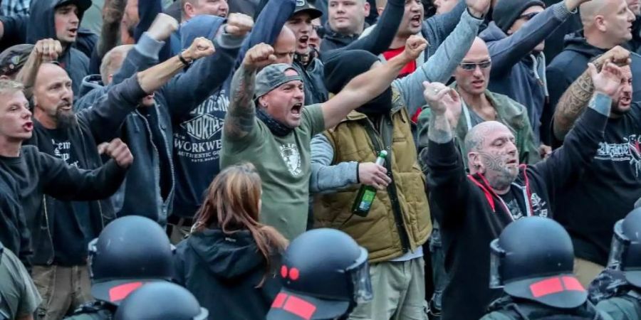Der gewaltsame Tod eines Mannes in Chemnitz wurde von Rechtsextremen zur Stimmungsmache gegen Ausländer genutzt. Hier gestikulieren Demonstranten aus der rechten Szene. Foto: Jan Woitas