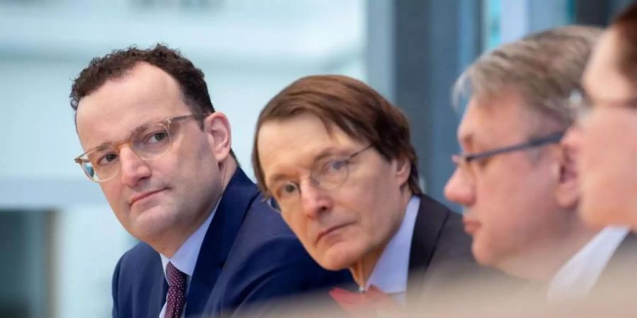 Bundesgesundheitsminister Spahn, der SPD-Politiker Lauterbach und weitere Abgeordnete stellen ihren Vorstoss zur Neuregelung der Organspende vor. Foto: Kay Nietfeld